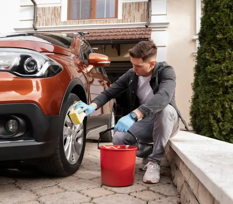 Lavage auto à domicile Bon Repos sur Blavet : professionnel intervenant sur un véhicule